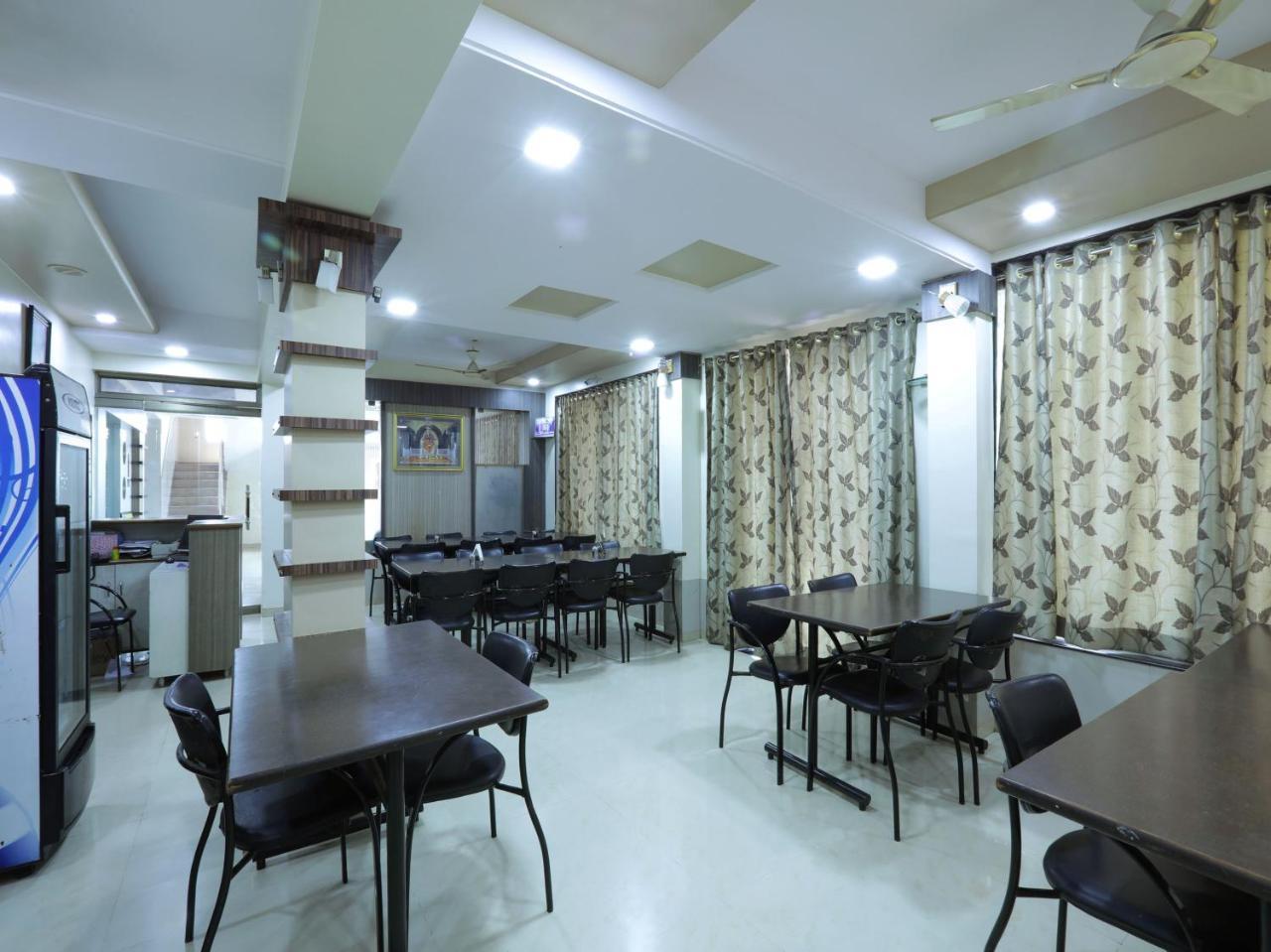 Oyo 4198 Hotel Shri Sai Murli Shirdi Exteriör bild
